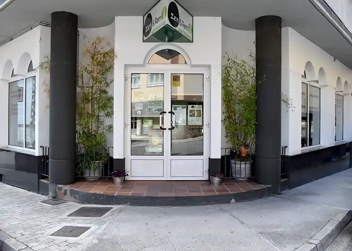 Exterior de Zen & Rem.