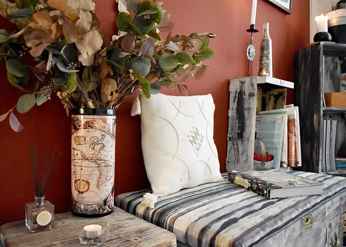 Baúl con elementos decorativos.