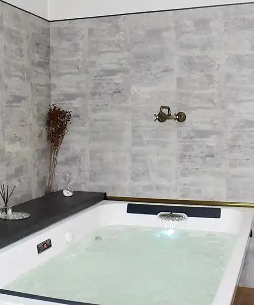 Jacuzzi de la zona de spa.