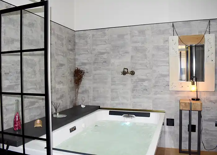 Sala con jacuzzi funcionando.