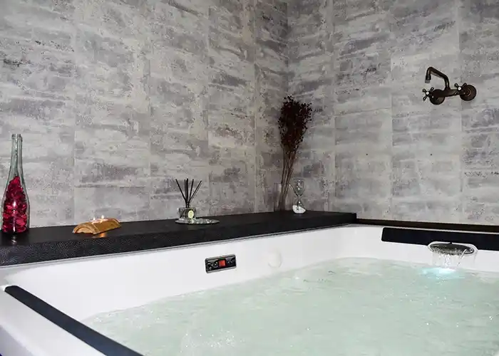 Primer plano de jacuzzi.