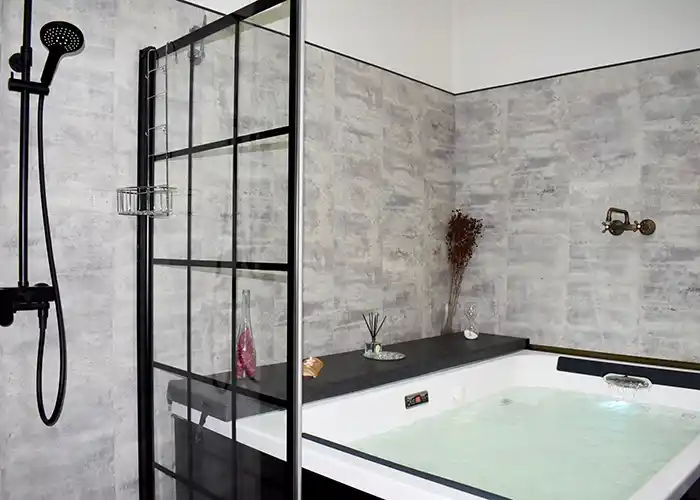 Sala de jacuzzi con ducha.