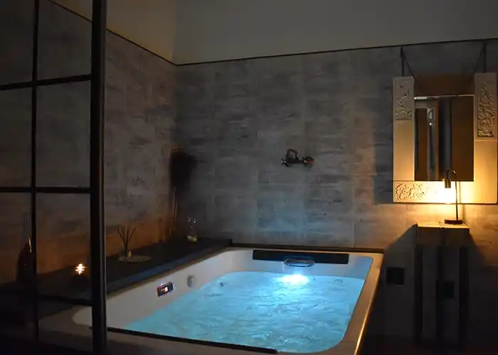 Sala de jacuzzi con luz tenue.