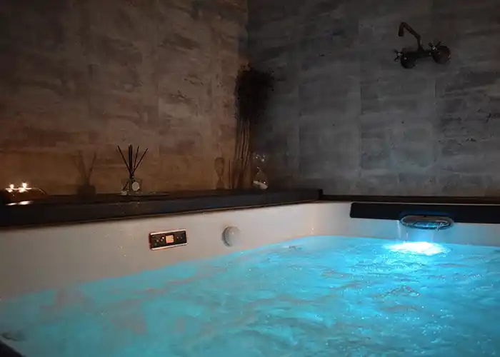Primer plano de jacuzzi con luz tenue.