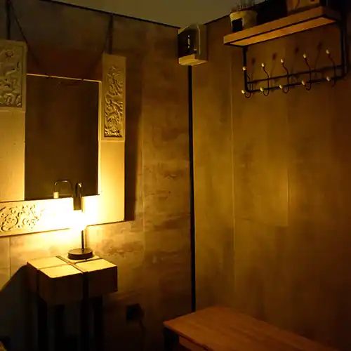 zona de vestuario con luz tenue.