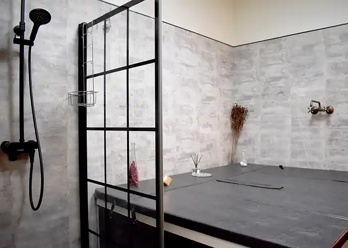 Sala de jacuzzi con ducha.