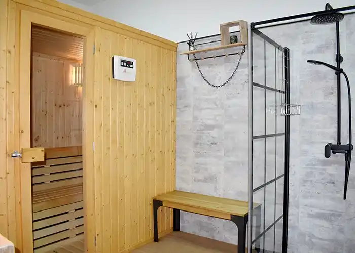 Sala de sauna con la ducha.