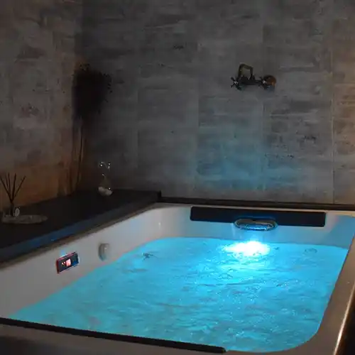 Agua de jacuzzi de color azul.